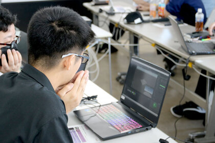 説明を聞きながらUnityを操作する受講者の手元