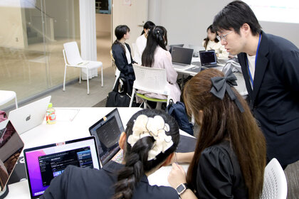 大学生に個別に説明しているNICOスタッフの様子