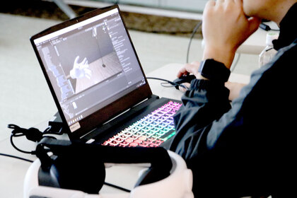 受講者の手元にあるPCの画面。Unityの操作画面が映っている