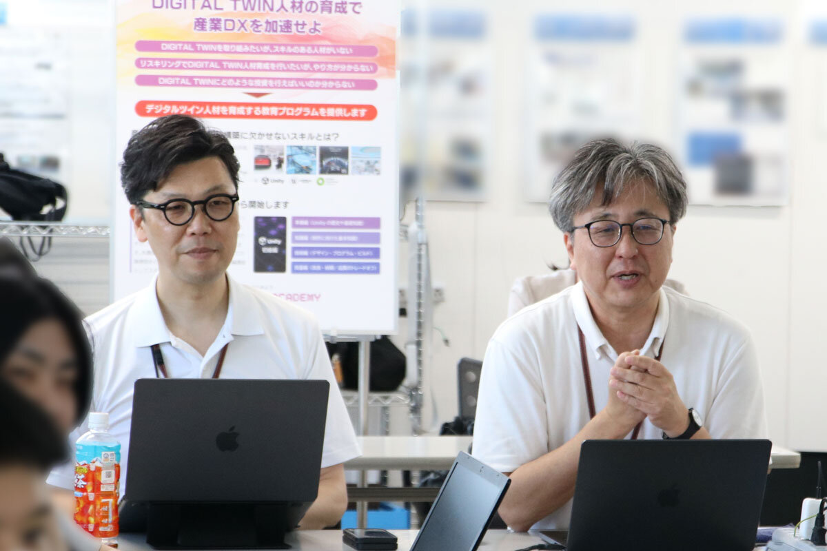 参加者に向けてしゃべるNICOスタッフと石川のアップ