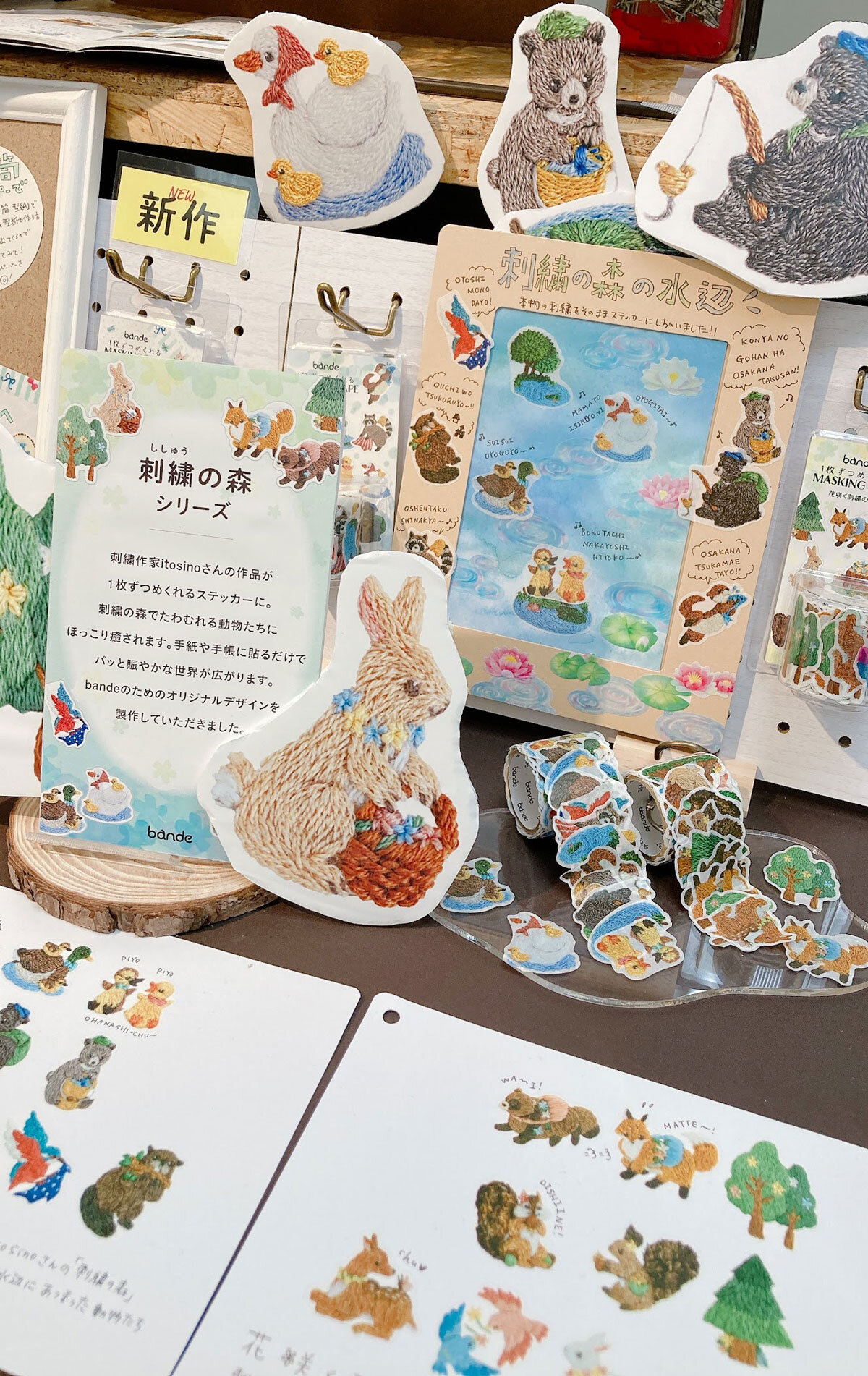 商品展示の様子。ロールから引き出した状態の商品と、ステッカーの絵柄を大きく引き伸ばしたものが展示されている