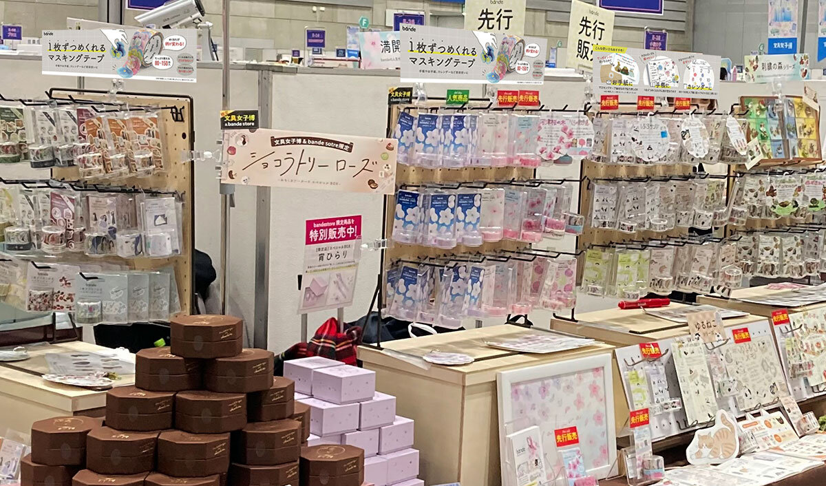 イベントのブースの様子。bandeがかけられた什器が４つ並んでおり、その上にPOPがついている