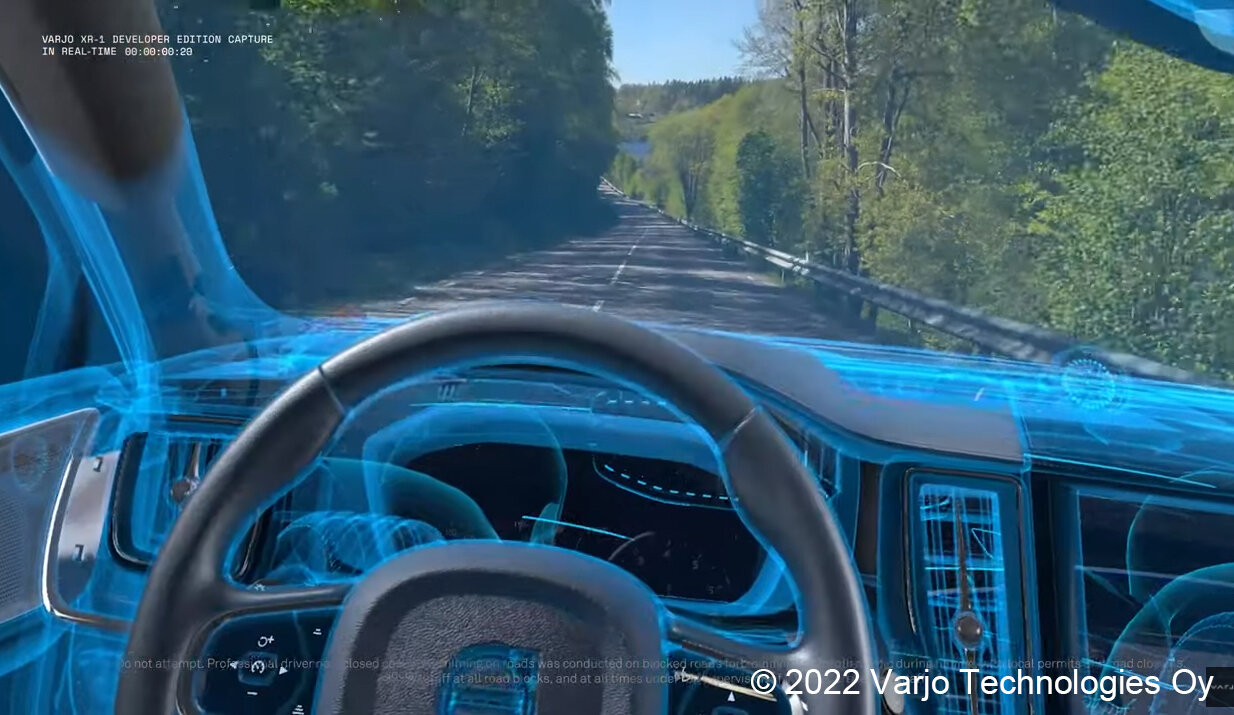 実際の車の運転席から見たハンドルやディスプレイの上に、リアルな3DCGで設計中の内装などが重なって表示されている様子