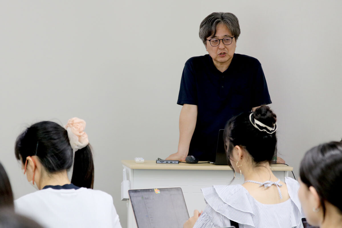 参加者の前でしゃべっている講師のアップ