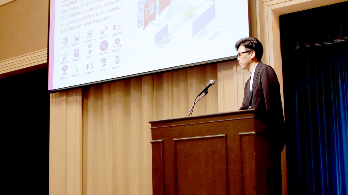 セミナー会場で演壇に立ってしゃべる石川のアップ
