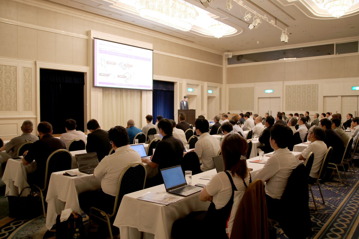 セミナー会場の様子。椅子に座って並んでいる参加者の後ろ姿が見えている