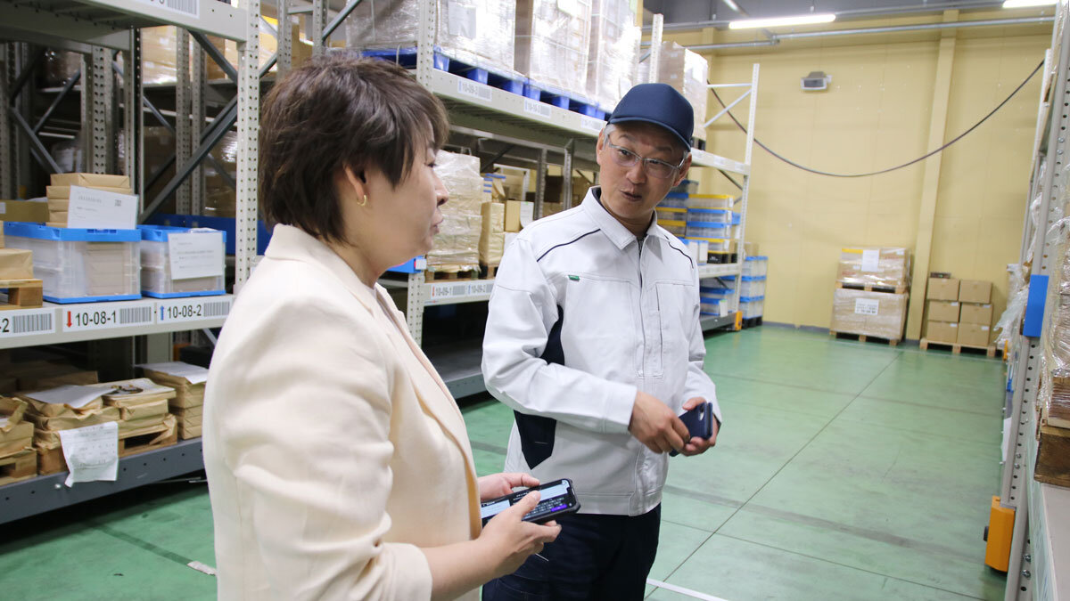 深田さんと近藤さんが棚の前で話している様子