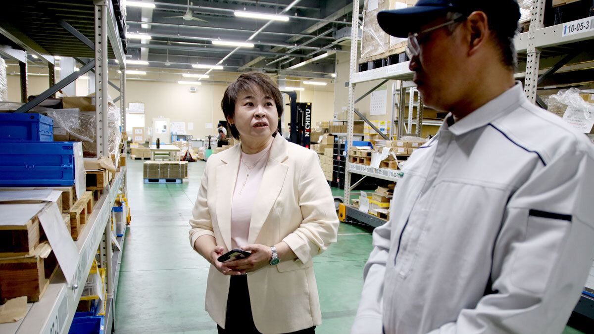 棚の前で話す近藤さんと深田さんの様子