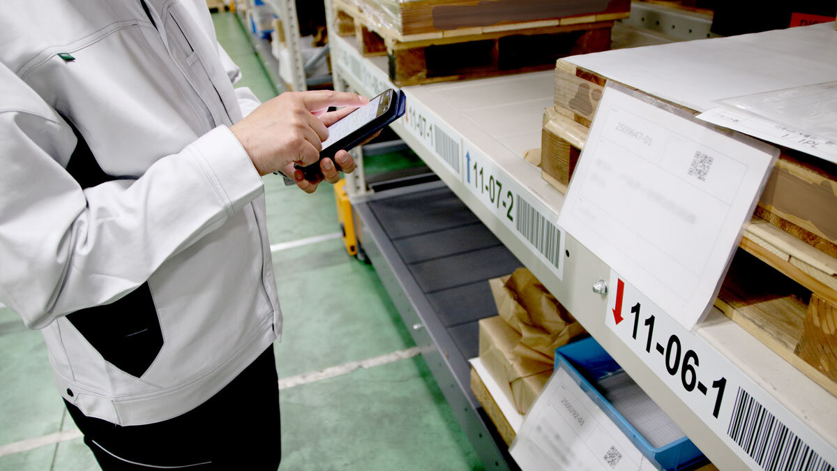 棚のバーコードと、在庫にぶら下がった下げ札のアップ