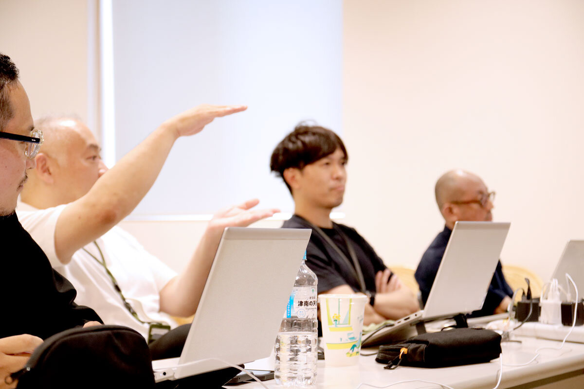 池垣さんを含んだNICO開発チームの面々が話し合いに参加している様子